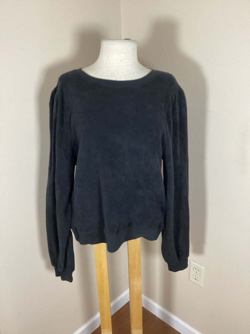 Goldie Lewinter x Evereve Black Fleece Puff Sleeve Sweatshirt